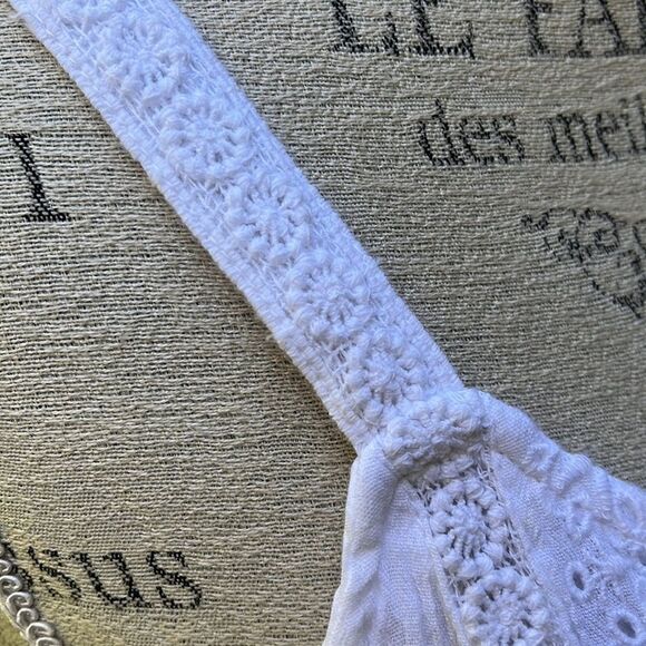 AMERICAN EAGLE WHITE BRODIERE ANGLAISE WHITE CROPPED TOP. BNWT Size S - Picture 3 of 6